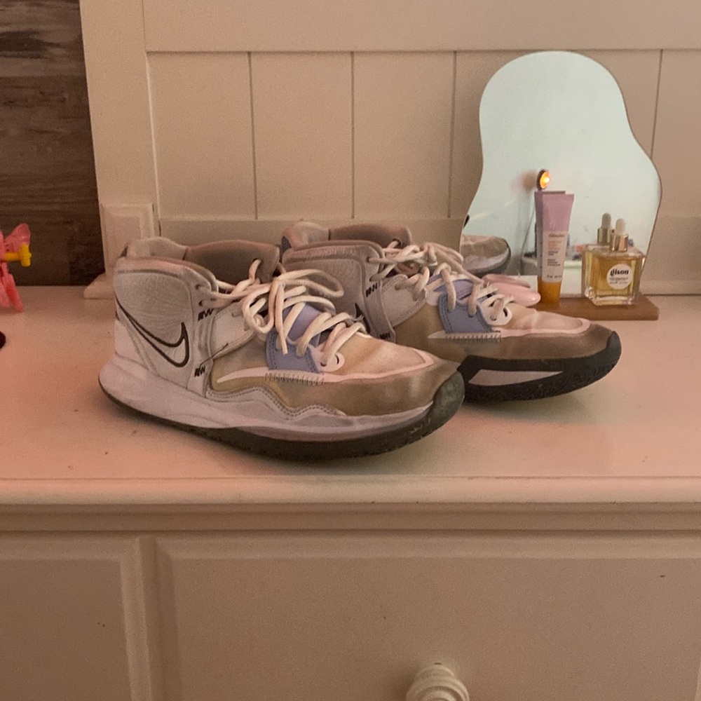 KYRIE BASKETBALL/VOLLEYBALL SHOES SIZE 9 WOMENS